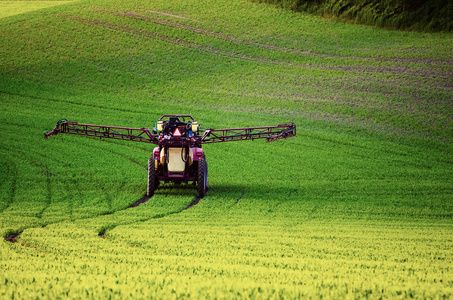 农业机械喷洒杀虫剂照片